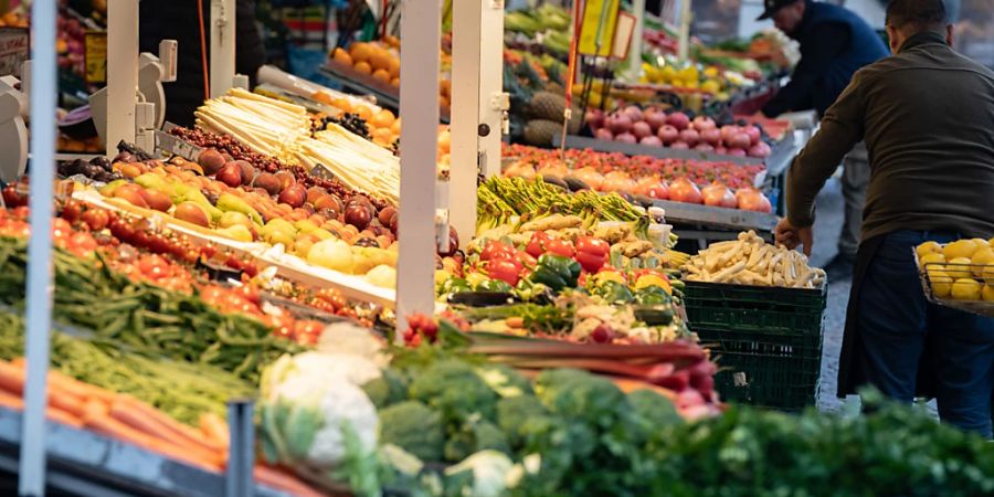 Obst und Gemüse gelten als gesund und stehen bei Vielen fest auf dem Ernährungsplan. Doch nun ergab eine gross angelegte Analyse, dass auf fast einem Drittel der untersuchten Proben mutmasslich giftige Stoffe gefunden wurden. Foto: Frank Rumpenhorst/dpa