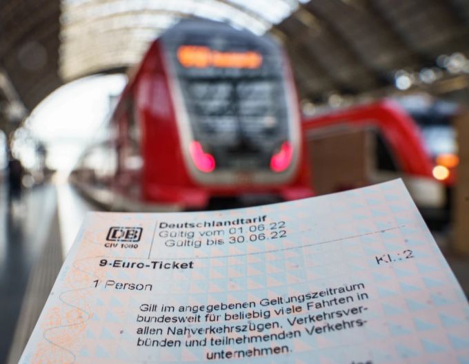 Das 9-Euro-Ticket droht in Deutschland ein Sicherheitschaos auszulösen – wird die Bundespolizei gegebenenfalls gar Züge räumen lassen? Im Bild: Ein 9-Euro-Ticket. 9-Euro-Ticket