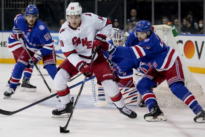 Die Carolina Hurricanes ziehen gegen die Rangers den Kürzeren. Nino Niederreiter