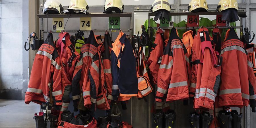 Die Feuerwehr hat am frühen Sonntagmorgen einen Brand in einer Gewerbeliegenschaft in Wetzikon ZH gelöscht. (Symbolbild)