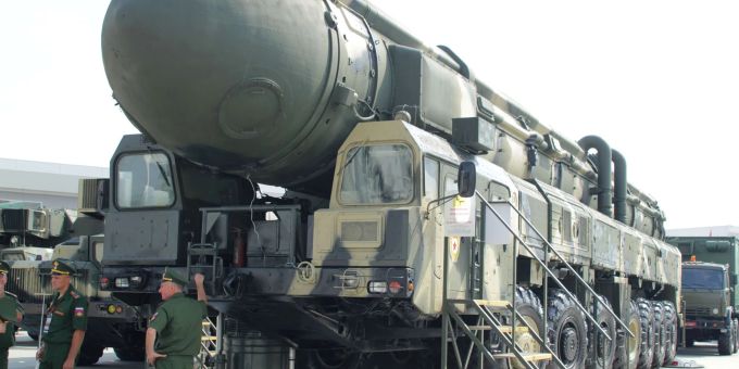 Eine mit Nuklearsprengköpfen bestückbare Interkontinentalrakete vom Typ Topol in Moskau. atomwaffen
