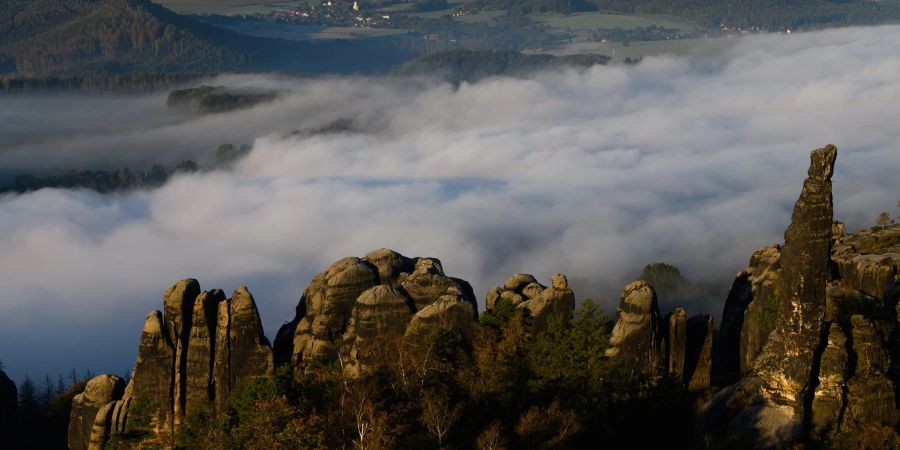 Kletterer durften bisher an bestimmten Stellen im Nationalpark Sächsische Schweiz im Freien übernachten. Doch zum Schutz von Jungtieren gibt es nun auch für sie ein Übernachtungsverbot.