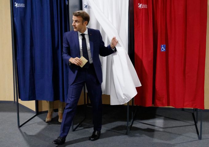Der französische Präsident Emmanuel Macron hat sein Häkchen gesetzt. Stimmabgabe