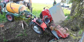 Waldkirch SG - Traktor stürzt in den Wannenwisbach hinein
