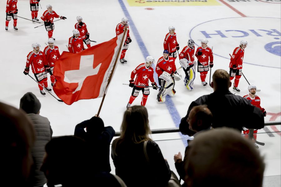 Die Zuschauer feiern mit den Spielern der Schweiz den Sieg nach dem Eishockey-Testländerspiel zwischen der Schweiz und Lettland in der Halle Guettingersreuti in Weinfelden, Schweiz, am Samstag, 30. April 2022.