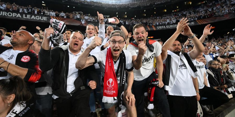 Mehr als 30.000 Fans von Eintracht Frankfurt haben beim Spiel gegen den FC Barcelona ihr Team im Stadion Camp Nou angefeuert.