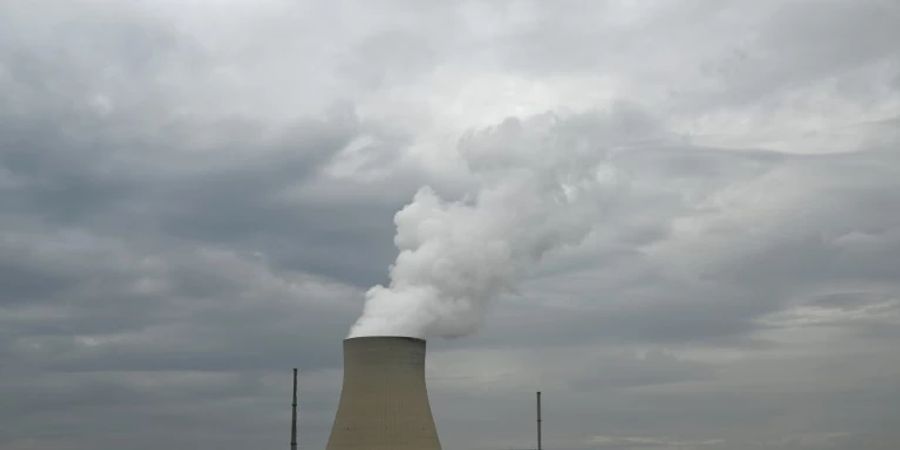 Kühlturm von Atomkraftwerk (nahe Landshut)