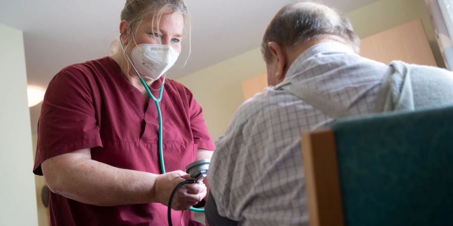 Ruth Schwendtner, Mitarbeiterin des Seniorenhaus im Vorbachtal, betreut einen Bewohner des privaten Pflegeheims.