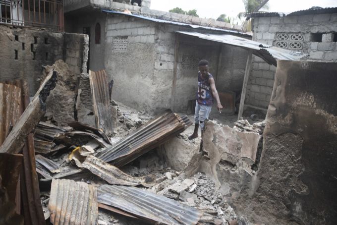 Das Haus des Mannes wurde bei einem Konflikt zweier Gangs niedergebrannt. Haiti