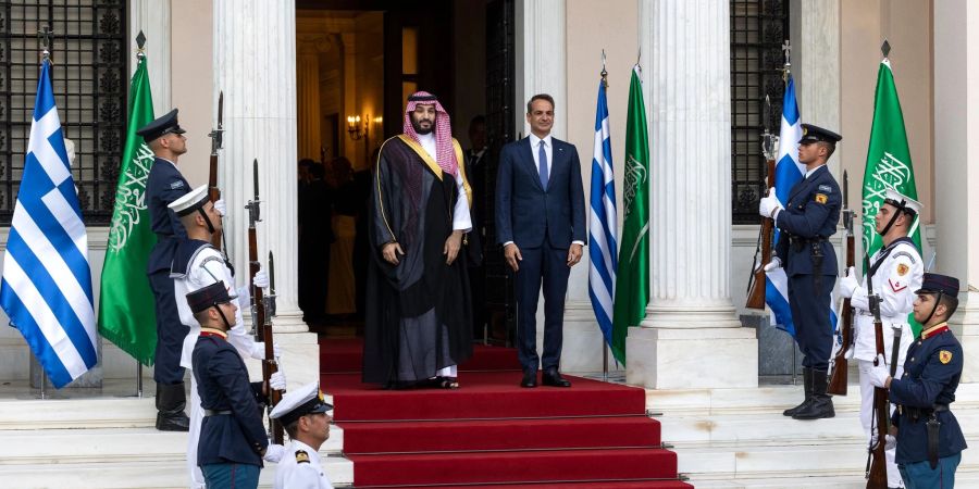 Mohammed bin Salman (Mitte l), Kronprinz von Saudi-Arabien, wird von Kyriakos Mitsotakis (Mitte r), Ministerpräsident von Griechenland, vor einem gemeinsamen Treffen empfangen.