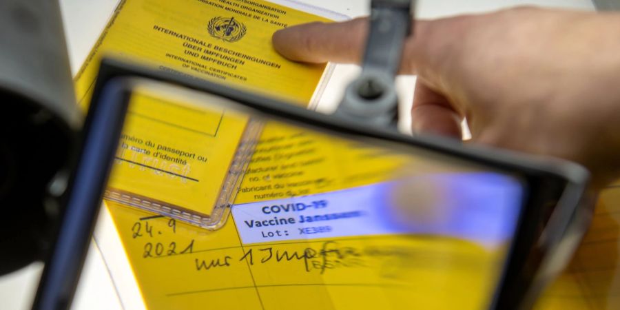Die Vorlage eines gefälschten Corona-Impfausweises beim Arbeitgeber kann eine fristlose Kündigung rechtfertigen. Zu dem Schluss kommt das Kölner Arbeitsgericht.