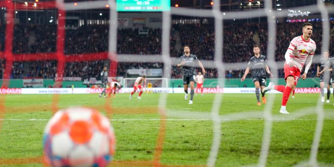 Leipzigs André Silva (r) trifft zum 1:1 per Elfmeter. Leipzigs André Silva (r) trifft zum 1:1 per Elfmeter.