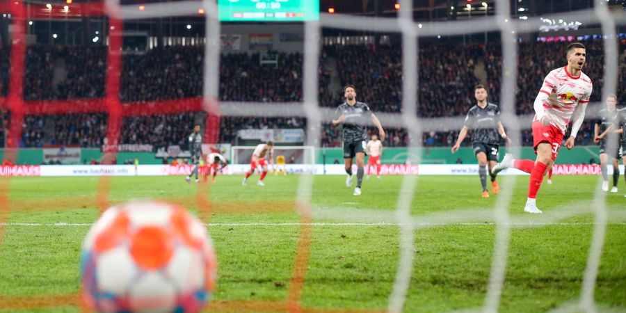 Leipzigs André Silva (r) trifft zum 1:1 per Elfmeter.