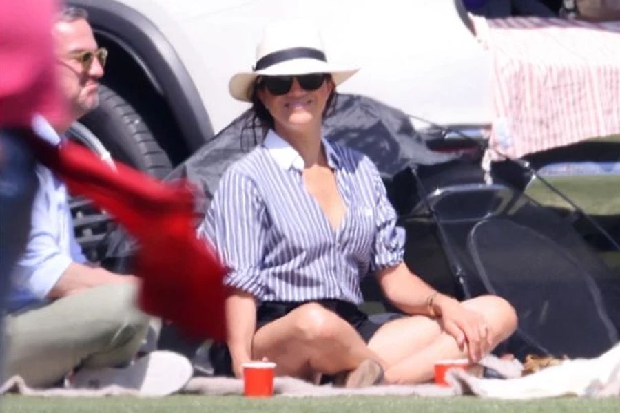 Meghan Markle mit XL-Ausschnitt und Hut beim Polo-Spiel.