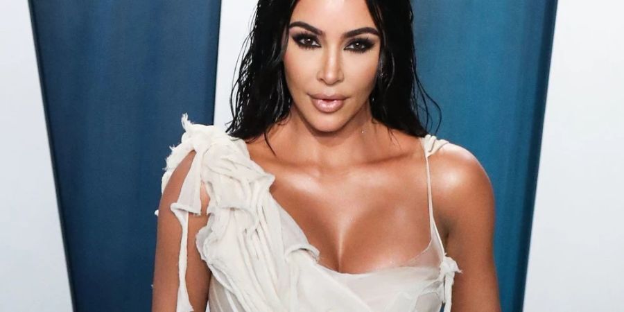 Kim Kardashian muss sich auf Instagram mit kritischen Kommentaren auseinandersetzen.