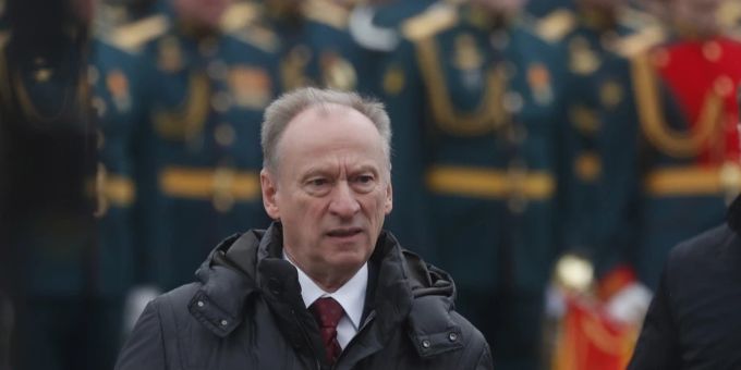 Nikolai Patruschew bei einer Militärparade letzten Jahres in Moskau. Nikolai Patruschew Ukraine Krieg