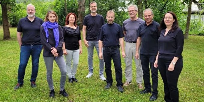 Das Organisationskomitee des Höfner Skulpturensymposiums v.l.n.r.: Elias Tresch, Ladina Gross, Yolanda Fumagalli, Ivo Schnyder, Patrik Merlé, Thomas Hausenbaur, Marco Steiner und Nicole Fritsche Das OK des Höfner Skulpturensymposiums