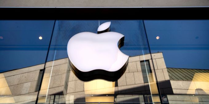 Das Logo des Technologieunternehmens Apple ist am Apple Store in der Innenstadt zu sehen. Das Logo des Technologieunternehmens Apple ist am Apple Store in der Innenstadt zu sehen.
