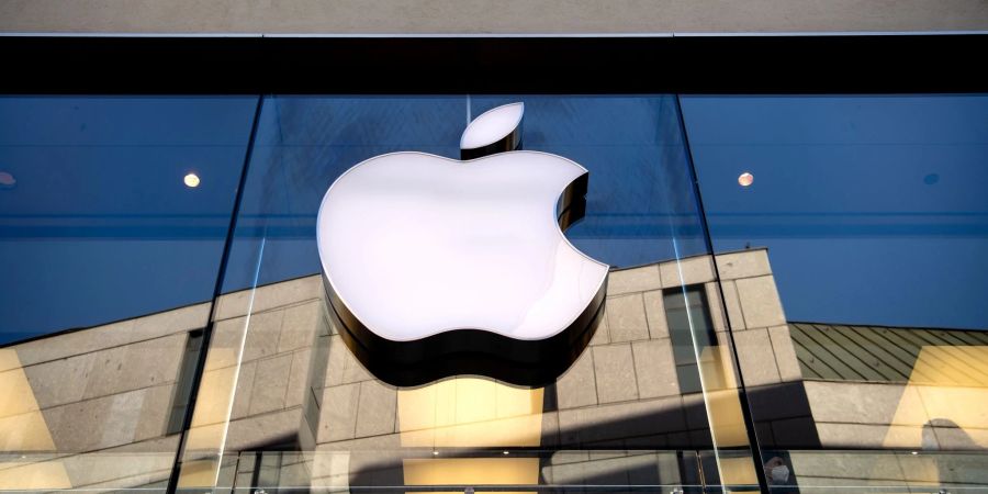 Das Logo des Technologieunternehmens Apple ist am Apple Store in der Innenstadt zu sehen.