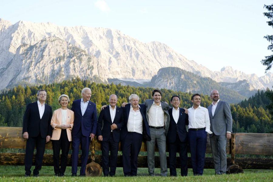 Für das Foto vor dem Bergpanorama werden gibt es viel Spott für den entspannten Auftritt.