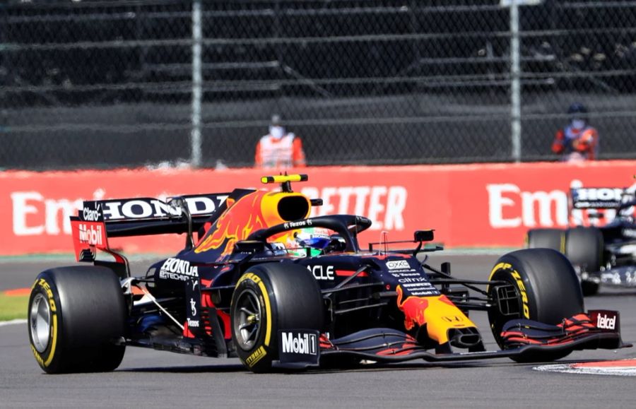 Sergio Perez am Steuer des Red Bull RB16B im Jahr 2021.