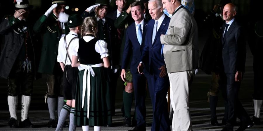 US-Präsident Joe Biden und Markus Söder mit Trachtlern