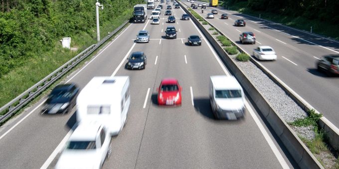 Hin und her und her und hin: Bei stärkerem Verkehr suchen manche ihren vermeintlichen Vorteil im Lückenspringen. Hin und her und her und hin: Bei stärkerem Verkehr suchen manche ihren vermeintlichen Vorteil im Lückenspringen.
