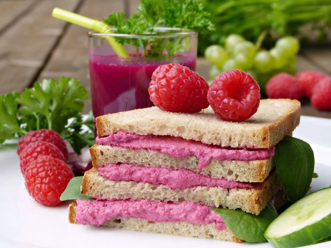 Manchmal ist pink wichtiger für die Geschmackssinne als die Zutat, in diesem Fall Randen. Brot Randen pink Himbeere