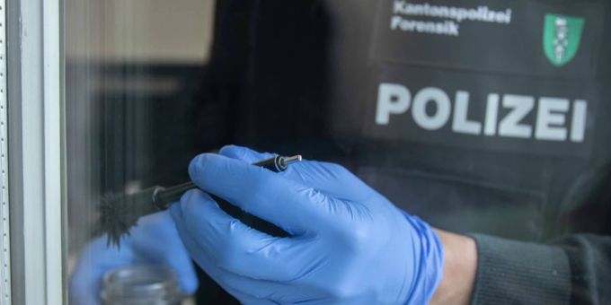 Unbekannte brechen in Einkaufszentrum ein.