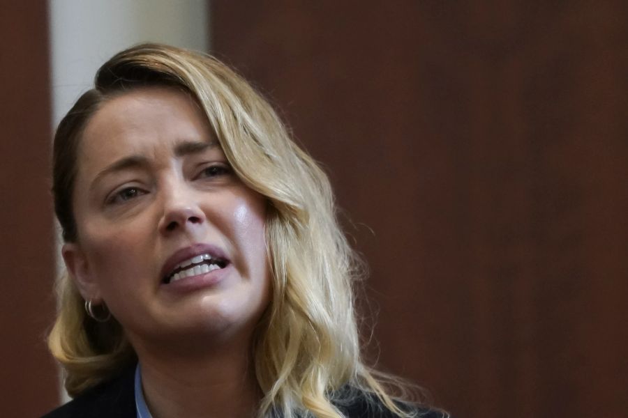 Amber Heard weint, als sie vor Gericht gegen Johnny Depp aussagt.