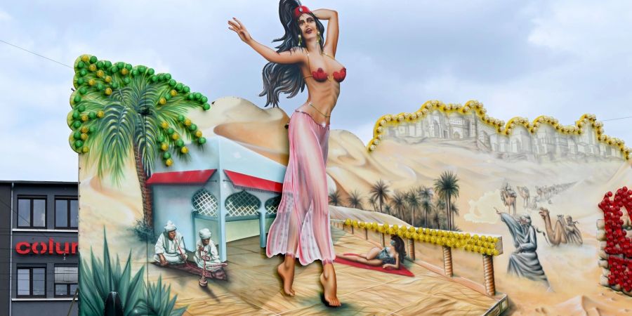 An einem Geschäft auf dem Stuttgarter Frühlingsfest sind bunte Abbildungen angebracht, die nach Ansicht der Grünen-Fraktion im Stuttgarter Gemeinderat diskriminierend und sexistisch sein sollen.