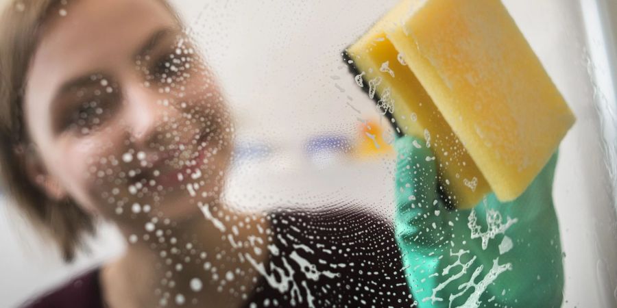 Besser viel Wasser beim Fensterputzen verwenden - das schützt vor Kratzern.