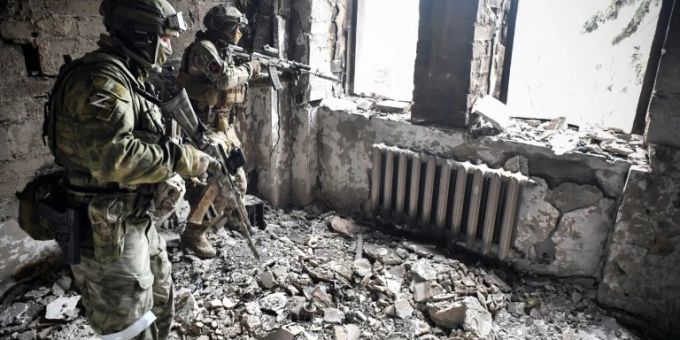 Russische Soldaten im zerbombten Theater von Mariupol. Mariupol