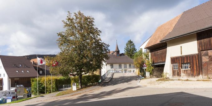 Das Schulhaus und die Gemeindeverwaltung Hemmiken sind unter einem Dach vereint. Das Schulhaus und die Gemeindeverwaltung Hemmiken sind unter einem Dach vereint.