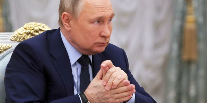 Seit dem Ukraine-Krieg kursieren immer wieder Gerüchte um Putins zitternde Hände: Leidet er an Parkinson? ukraine krieg