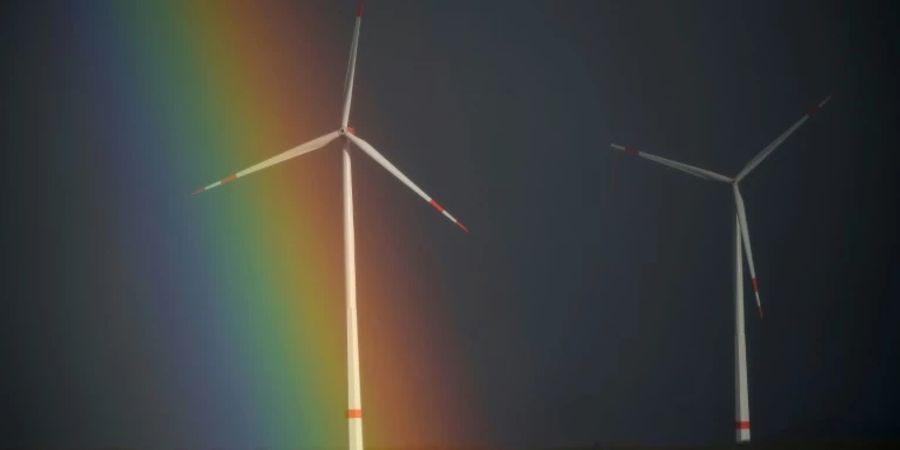 Windräder mit Regenbogen