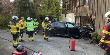 Einsiedeln: PW-Lenker bei Selbstkollision verletzt