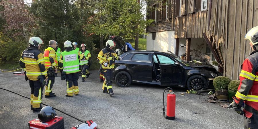 Einsiedeln: PW-Lenker bei Selbstkollision verletzt