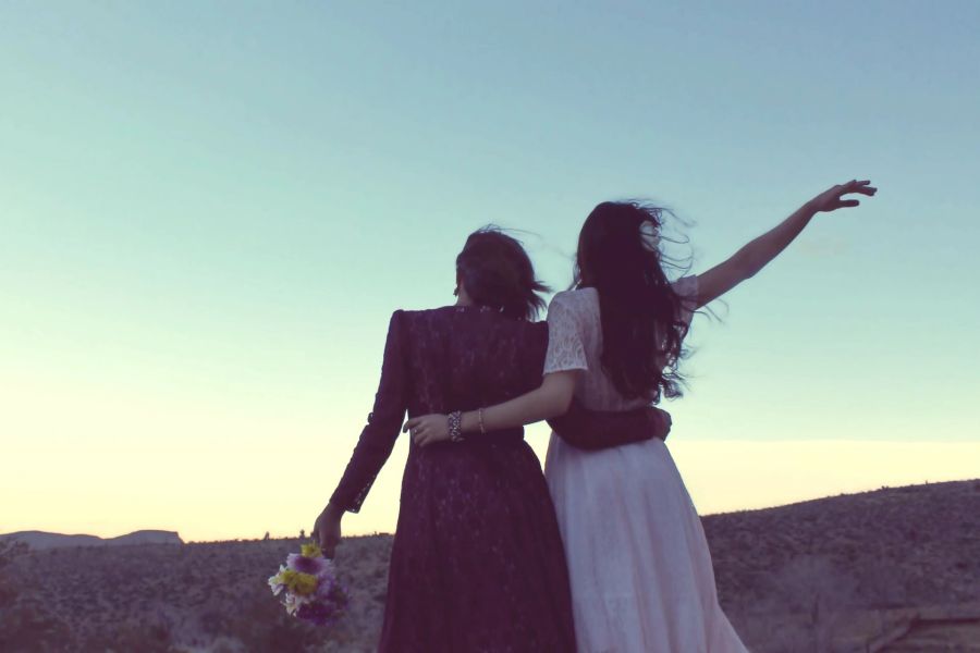 Frauen Sonnenuntergang Blumen Landschaft