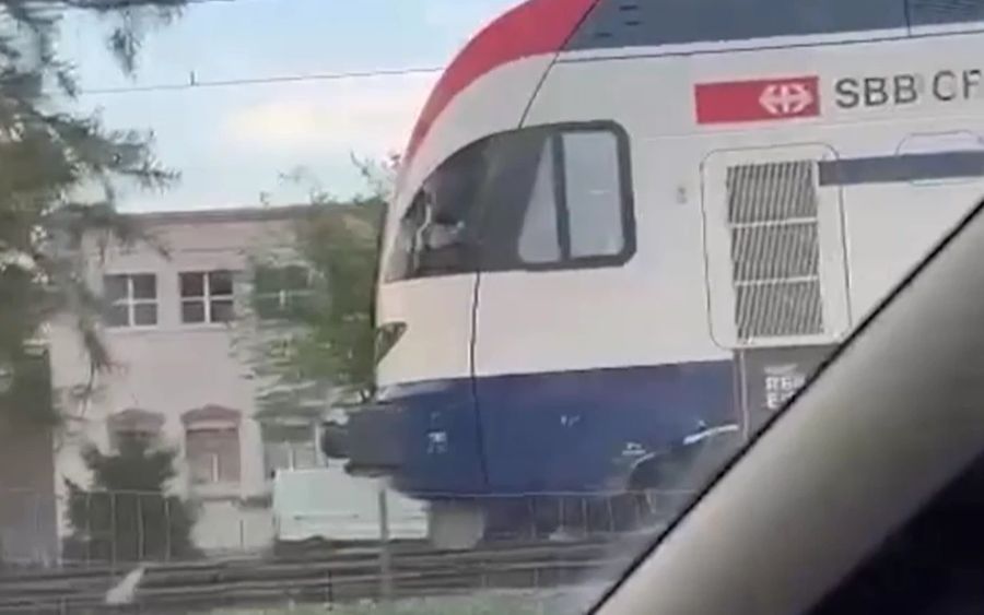 Ein Zug steht nur wenige Meter vom Auto entfernt am Bahnhof in Uster.