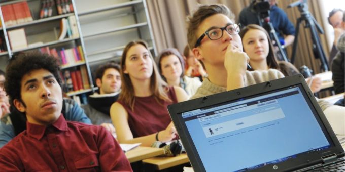Schülerinnen und Schüler der 3. Klasse der Kantonschule Stadelhofen in Zürich werden über soziale Netzwerke informiert. Ein Experte fordert nun Nachhilfe zur Propaganda im Ukraine-Krieg. (Ar Medienkompetenz Ukraine-Krieg