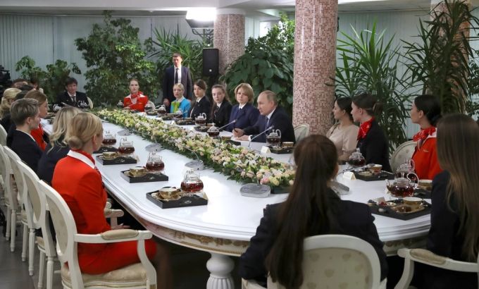 Der russische Präsident Wladimir Putin spricht mit Vertretern des Flugpersonals russischer Fluggesellschaften bei seinem Besuch der Aeroflot-Luftfahrtschule ausserhalb von Moskau am Samstag, Wladimir Putin Aeroflot
