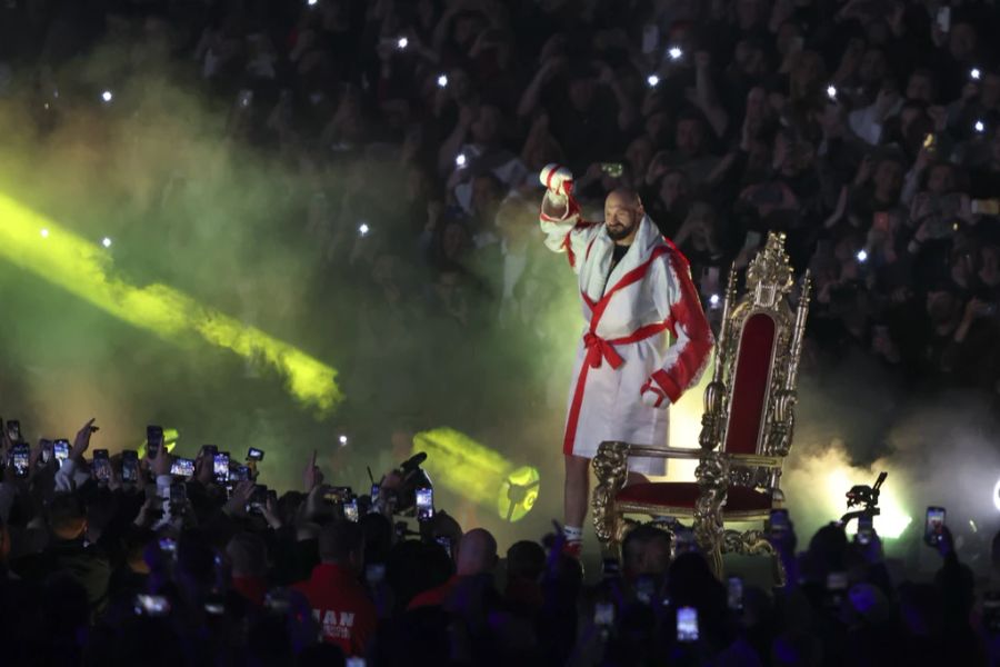 Bereits vor dem Kampf sorgt der «Gypsy King» beim Walk-in für eine grosse Show.