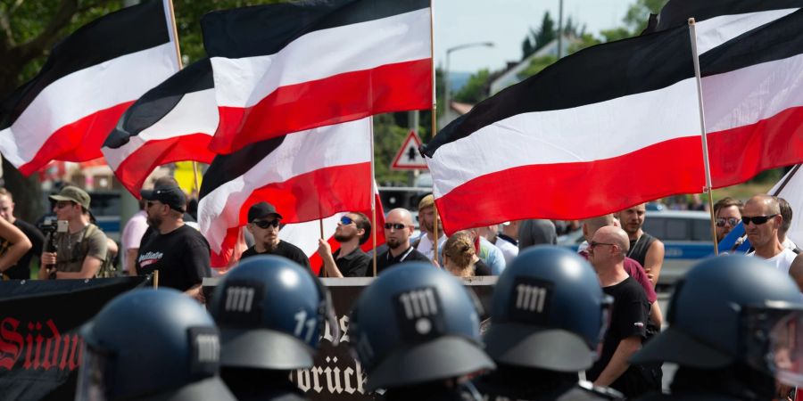 Anhänger der rechtsextremen Kleinstpartei «Die Rechte» lassen bei einer Demonstration in Kassel ihre Fahnen wehen.