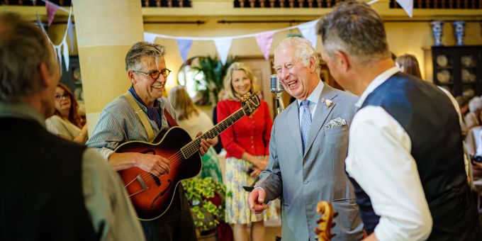Prinz Charles mit Bandmitgliedern beim Jubiläumstee-Tanz. charles, prince of wales
