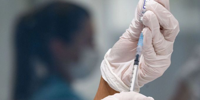 Das Abfallen der Antikörperspiegel nach einer Infektion oder Impfung sei «ein ganz normaler Vorgang», sagt Immunologe Andreas Radbruch. Das Abfallen der Antikörperspiegel nach einer Infektion oder Impfung sei «ein ganz normaler Vorgang», sagt Immunologe Andreas Radbruch.