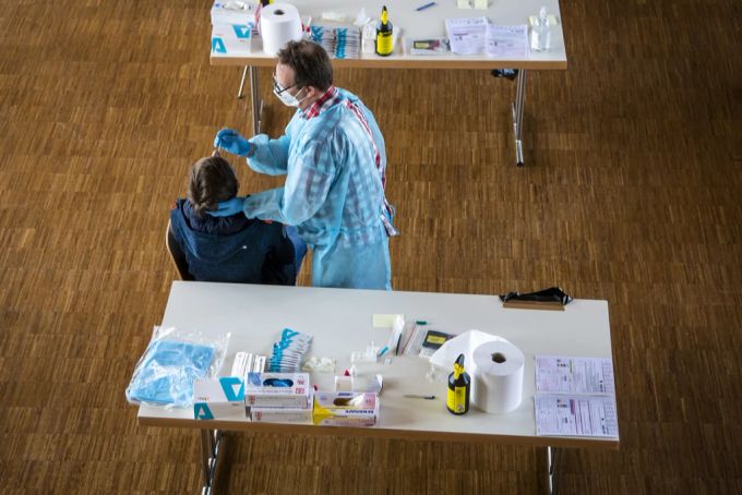 Beim ersten positiven Test auf das Coronavirus haben viele noch keine Symptome. Später treten diese dann auf. Coronavirus