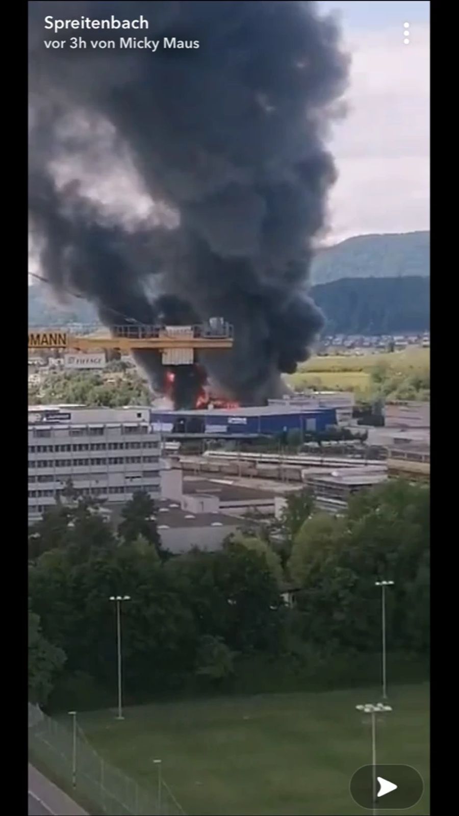 Die riesige Rauchsäule ist auch von weit weg zu sehen.