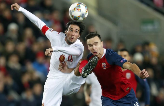 Ole Selnaes (r.) im Trikot der norwegischen Nationalmannschaft. Selnaes