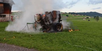 Siloballenpresse in Brand geraten